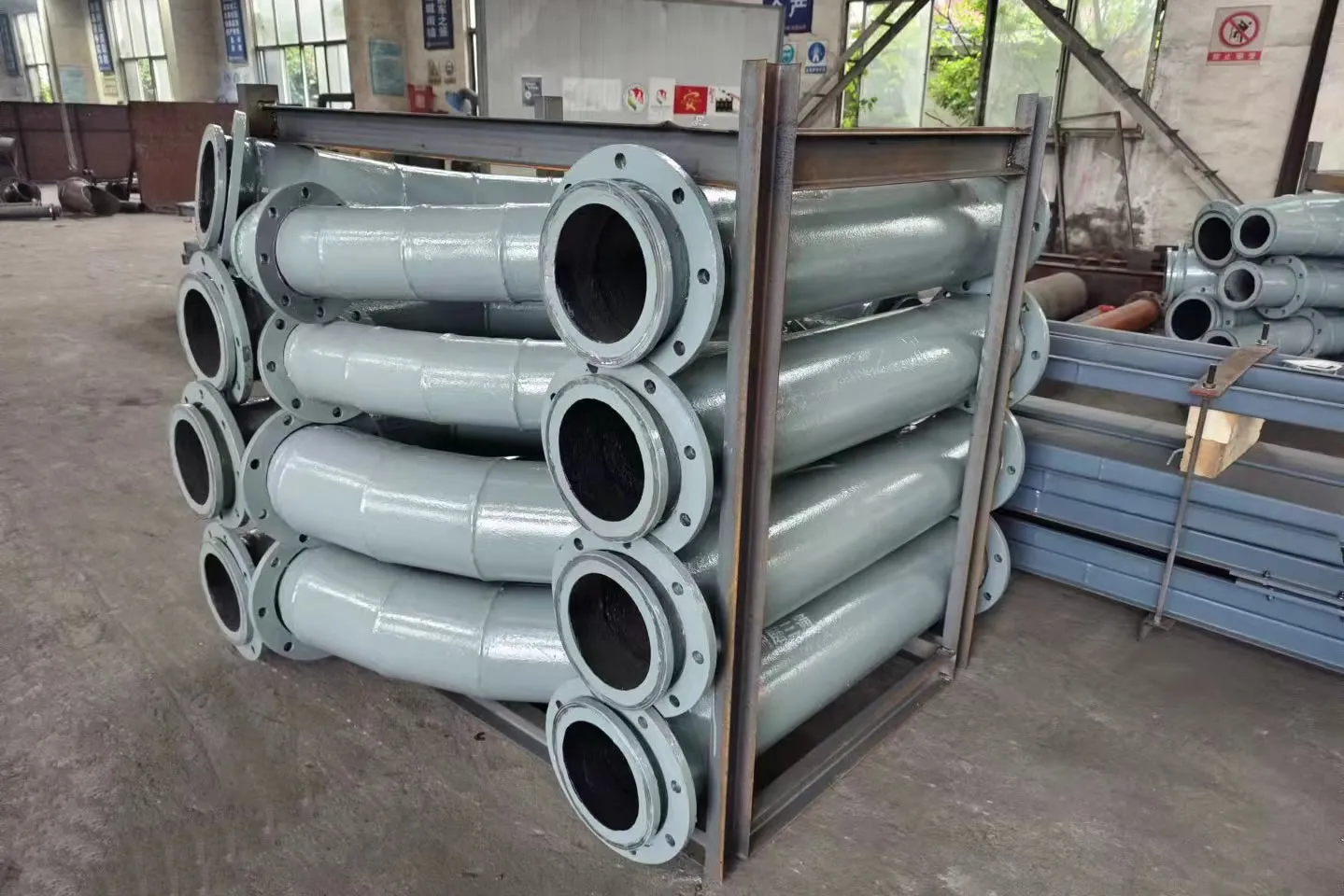 Wooden crate packaging for pipes
